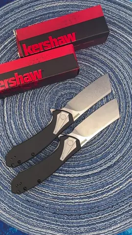 It is made of all steel with a G10 handle, and is crafted from 8cr13mov steel. It is of high quality.#everydaycarry #blade #Outdoors #tactical #knife #edc #autoknife #sharpknifes #lift