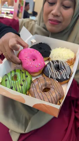 Kapan lagi coba? 33rb dapat selusin donut 🇮🇩 Berlaku di seluruh outlet @chocobakerymdn di tanggal 16-18 Agustus 2025…  #Donut #17Agustus #DonutMedan