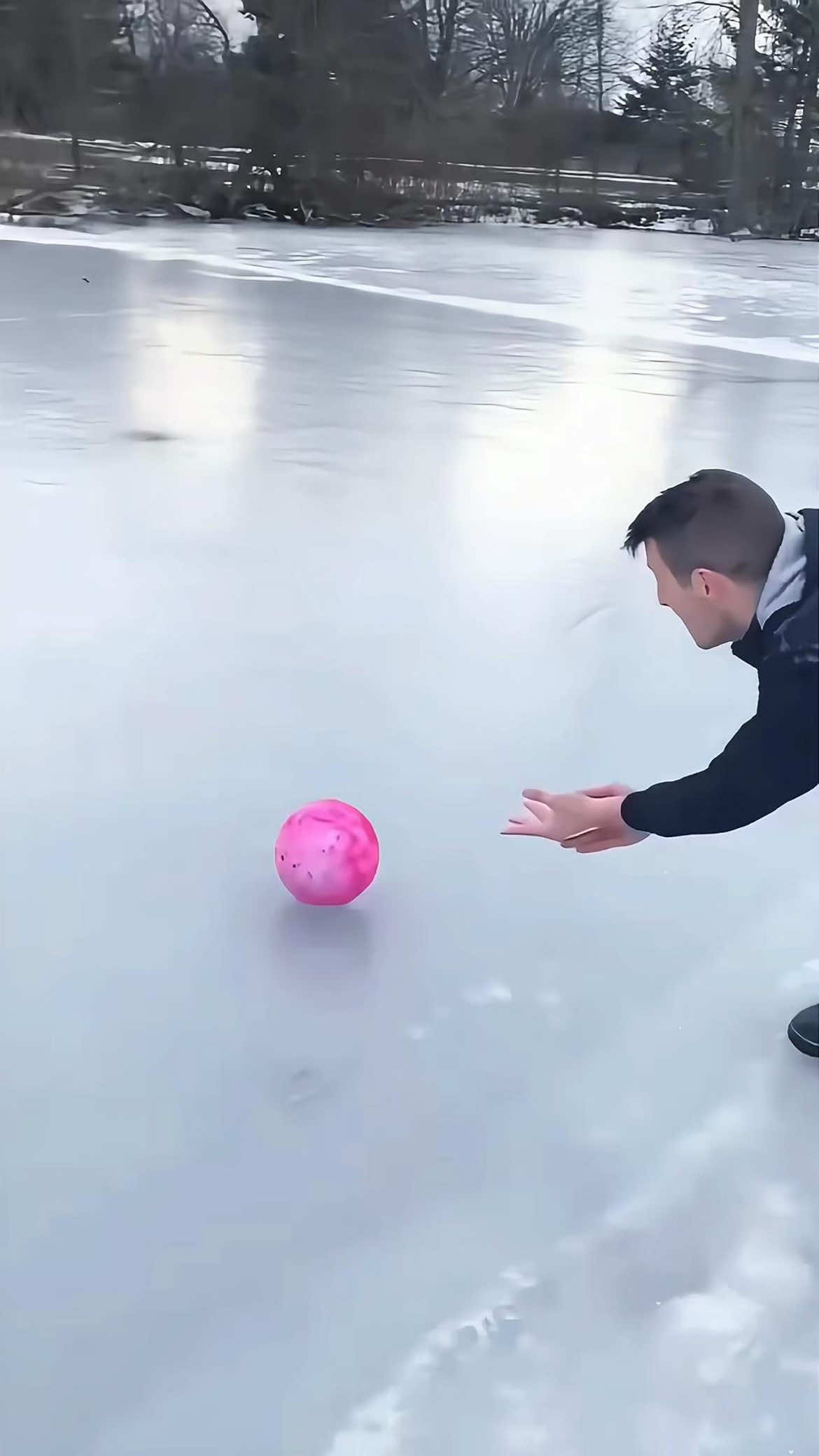 (1 min) satisfied ice #satisfying #ice #snow #oddlysatisfying #asmr #fyp 