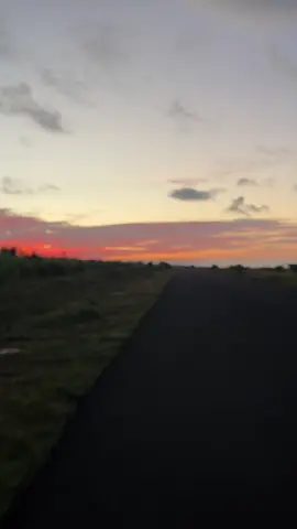 Sunrisenya bagus banget 😭 kalian gamau nih liat sunrise sebagus ini di? #batukaras #djarwohousebatukaras #accomodation #sunrise #hostellife 