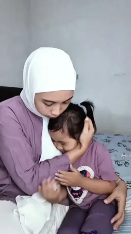 Konicare Minyak Telon Plus Lavender selalu jadi andalan saat si kecil udah capek tapi susah tidur. Wangi premium dari essential oil, hangatnya pas untuk cegah kembung, dan bisa melindungi dari gigitan nyamuk sampai 8 jam. ‎ ‎⁠Formulanya lebih alami, lebih lembut. Recommended untuk perawatan harian si kecil. ‎ ‎📍 Sudah tersedia di Alfamart, Indomaret, dan Konimex Official Store ya, Moms! @bundakonicare  ‎#RekomendasiMinyakTelon #PilihanTerbaik #WangiLembutPremium 