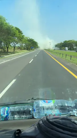 16 agustus 2025 aduh jgan sembarangan bakar bakar dekat jalan apalagi jalan tol sangat membahayakan semoga bisa jadi pembelajran#tiktok #info #beritaviral 