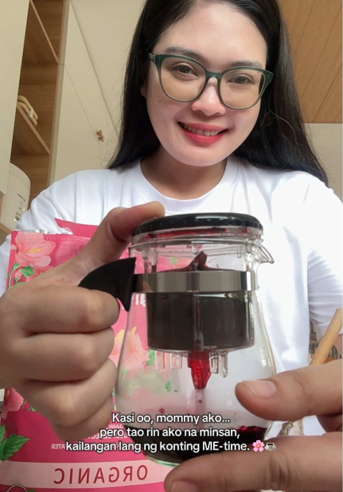 Hindi man ito slow Saturday, okay lang.Kahit maraming kailangang gawin, isang tasa ng hibiscus tea pa rin ang pahinga ko. Lemon for a kick, honey for comfort —para kahit abala, may konting peace sa gitna ng lahat. 🌸☕ #hibiscustea #sipsterhibiscustea #organichibiscustea #MomsofTikTok  #momlife 