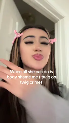 Like girl we both twigs 🥲😭#foryou #fypシ゚viral #explorepage #bodypositivity #izzy_bunnss 