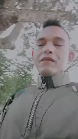 makin meresahkan Sigit wagiar ini,ini yg dia lakukan setiap bikin vidio,bersama tentara yg asli,selalu menyusup ke kantor2,ntah itu kodem,koramel,yg jelas dia ini di Aceh ya,tahan Lo dia tidak ganti2 bajune,bisa kalian lihat ya kawan2 ya,ini pakean dia setiap pive,bikin vidio,selalu mendekati tentara yg asline,biar di kata orang dia ini juga tentara,karna kalo tentara asli ne,rata2 mereka tidak mau bikin2 pidio dengan menggunakan seragam nya,beda dengan Sigit wagiar ini,ini sudah sangat meresahkan,dia ini selalu berpindah2 tapi asline di Aceh Tamiang,yg di datangin tempat2 tentara asli,Jan bener meresahkan,semakin kesini semakin meresahkan,piye Iki,heh cewek e ini akunnya yg selalu tidak terima lakiknya di Spil kelakuan boroknya,di bilang mencemarkan nama baek,padalan pasal Sigit ini banyak Lo,penipuan,perampasan hak,semalam cewek e ngelbarak aku,katane,pak motivnya apa,Spil Poto suami saya,suami lo bilangnya,dia bilang bapak punya dendam apa,oh sya tidak ada dendam,saya hanya ingin lakikmu ini menyadari bobroknya dia,dia ini sudah merusak kesatuan TNI sebenere,ini sudah tidak benar,harus di tindak lanjuti to,ini akun Sigit wagiar ini om tentara2an ini banyak ya ges,in salah satunya akun fackenya,bisa sama cewek e juga@PiscesYellow💛 ,👈itu aku facke Sigit ya cewek e,untuk Sigit wagiar,tetap hati hati,bajumu sudah kecium Yo get,hiduplah yg sewajarnya aja get biar aman dirimu itu,jangan mengaku sana sini itu tentara,#ngakutentara #tentaragadungan #tnigadunganyangviral #penipu 