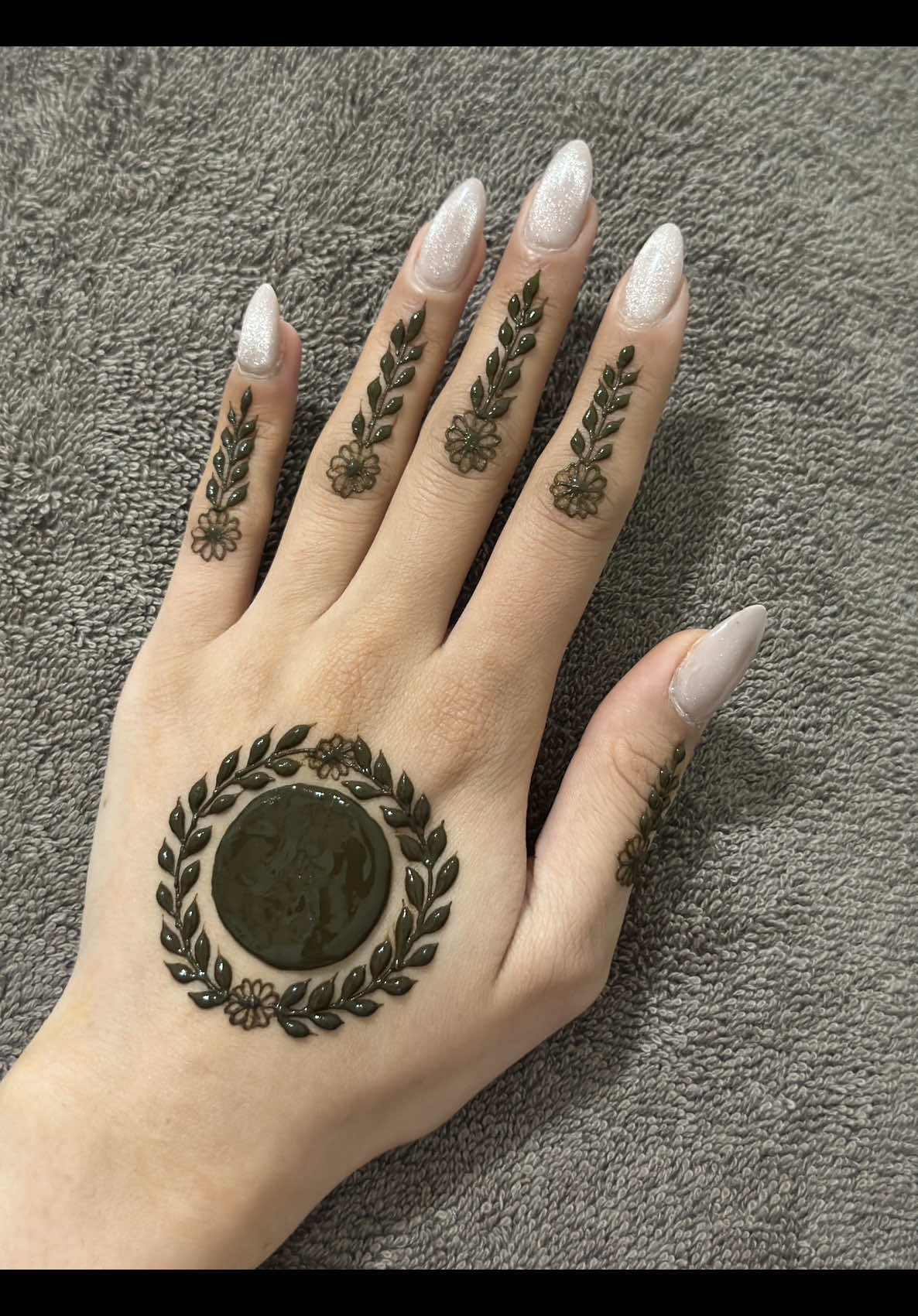 Simple henna design🍃🌸 Bookings available for bridal and non bridal henna🍃🌸 Dm For inquiries #henna #hennaartist #hennalove #hennadesign #mehndi  