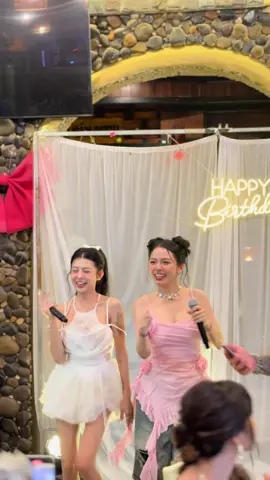 Đi tiệc gặp kệ nhắm mắt yêu luôn 😂