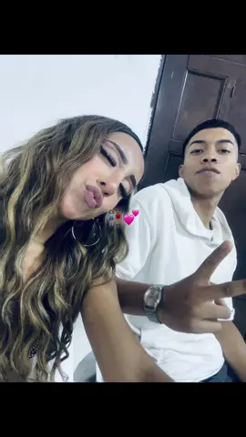 llegaste cuando no quería nada y terminaste convirtiéndote todo lo que necesito amor mío, gracias por enseñarme lo que significa el amor y por enseñarme también lo que es algo sano y estable, te adoro mi  compañero💕@Juan Manuel Paredes 👩🏽‍🤝‍👨🏾💕