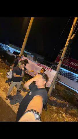 Malam tadi di Rantau Panjang, Klang… budak klang turun padang lagi untuk memasang banner Justice For Zara Qairina. Satu lagi tanda solidariti buat arwah. Semangat rakyat makin jelas, selagi keadilan belum ditegakkan, selagi itu suara kita takkan berhenti. Dari satu daerah ke satu daerah, dari tangan ke tangan, nama arwah Zara terus bergema. Dia mungkin sudah tiada, tapi perjuangannya hidup di dalam jiwa rakyat yang cintakan kebenaran. Banner yang dinaikkan malam tadi bukan sekadar kain, tapi simbol keberanian melawan ketidakadilan. Simbol bahawa rakyat tak akan tunduk pada penindasan dan rasuah. Arwah pergi meninggalkan luka, tapi setiap air mata rakyat bertukar jadi bara. Bara inilah yang akan terus menyala, membakar semangat hingga pelaku menerima hukuman yang setimpal. Kita mungkin tak kenal Zara secara dekat, tapi kita kenal erti keadilan. Dan malam ini, Klang sudah buktikan, suara rakyat tidak akan pernah padam. Keadilan itu bukan boleh dibeli dengan pangkat atau wang ringgit. Kebenaran itu tidak boleh dikuburkan dengan kuasa atau ugutan. Selagi nafas ini ada, rakyat akan terus bersuara. Kerana keadilan bukan hanya untuk arwah Zara, tapi untuk seluruh anak muda agar tiada lagi nyawa yang terkorban akibat kezaliman. Kebenaran wajib ditegakkan, meskipun pahit untuk ditelan. Dan ingatlah, satu hari nanti, meskipun lambat, kebenaran tetap akan menang. Keadilan tetap akan berpihak kepada yang benar, kerana janji Tuhan itu pasti. #fyp #justiceforzara  #klang  #malaysia #creatorsearchinsights 