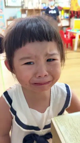 這是宥歆第二天哭哭的時候😂 打電話從這樣開始的🥴 #幼兒園 #新生 #幼幼班 #紀錄生活 #幼兒園老師 #雲林 #拍照 #正能量 #可愛い女の子 #校園 #打電話 #抖音短視頻 #哭哭 