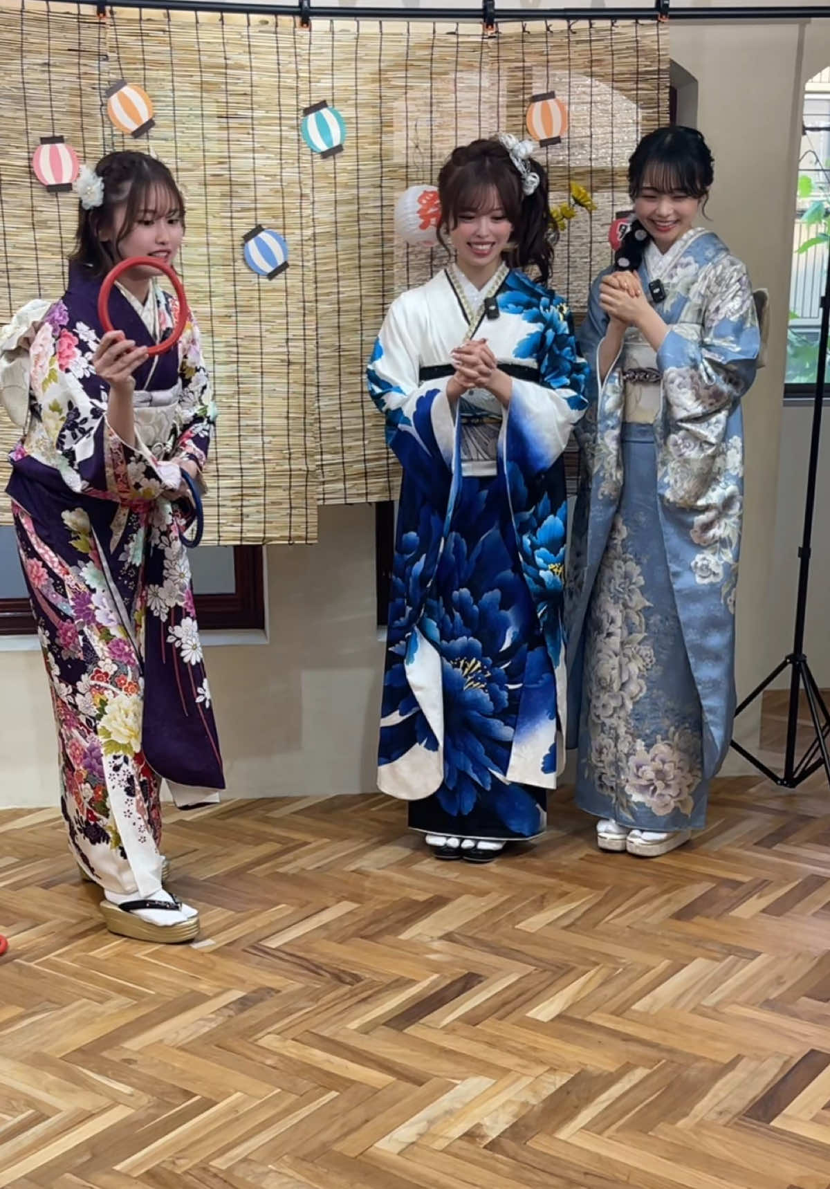 自信MAXのもかちゃん、実は輪投げ苦手説…？😇 輪が自らもかちゃんのもとにおかえりしててしんどいwww 縁日といえば輪投げとか射的やりたくなっちゃうよね😁❤️ #ジョイフル恵利 #振袖レンタル #振袖ティーンズ #振袖TEENS #輪投げ @おさき🤷‍♀️ @もか☁️🍈 @林芽亜里マネージャー 
