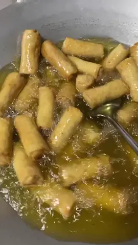 Proses penggorengan lumpia bangkuang ebi #jajanan #kuliner #jakarta #fyp 