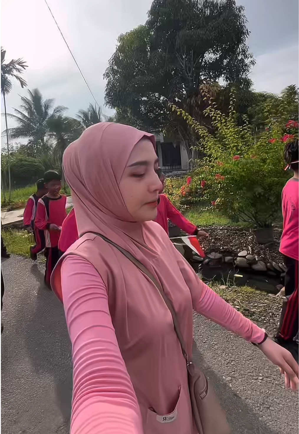 Gerak jalan santai. Indonesia hebat, Merdeka 🇮🇩 #hutindonesia #fypシ゚ 