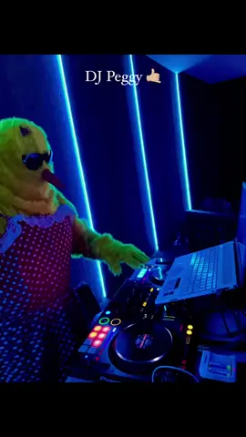 😂🔥 Nuestra Peggy ya anda reclamando cabina… ¡según ella DJ internacional! 🎧🎶 Obvio no lo es, pero con esa foto cualquiera le cree. 🚀💃 #PlanetFest #AnimaciónDeAltoNivel #BadBunnyShow #RobotLED #FiestasEscolares #MomentosInolvidables #RitmoYPresencia #Fyp #ParaTi #EventosConEstilo #Reventamos #ShowSorpresa #mexico #fiestas #animación #eventos #parati #tiktoknoticias #viral #fyp #MomentosInolvidables #bodas #XvAños #fiesta #Puebla #Cholula #feliz