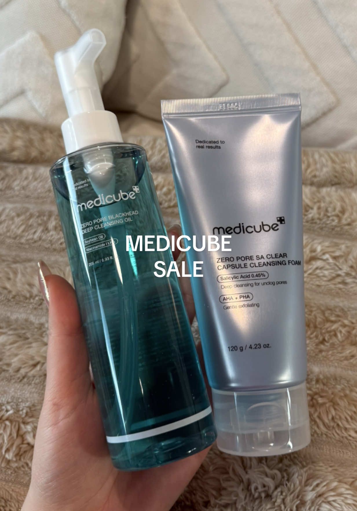 Almost half off right now 🤯 this double cleansing duo melts makeup, clears pores & leaves your skin smooth + glowy 💧 grab it while it’s 45% OFF girlies ✨ #medicube #doublecleansing #koreanskincare #medicubeskincare #skincare 