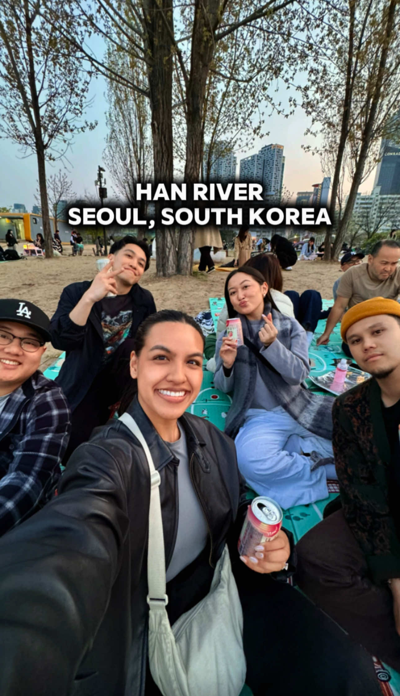 felt like i stepped right into a k-drama this night 💌 watch the sunset at the han river @Hanriver.official 💙 they have mats and tables you can rent to watch the sunset, then their night market opens up and you can try all the street food right on the water 🤤 #korea #seoul #hanriver
