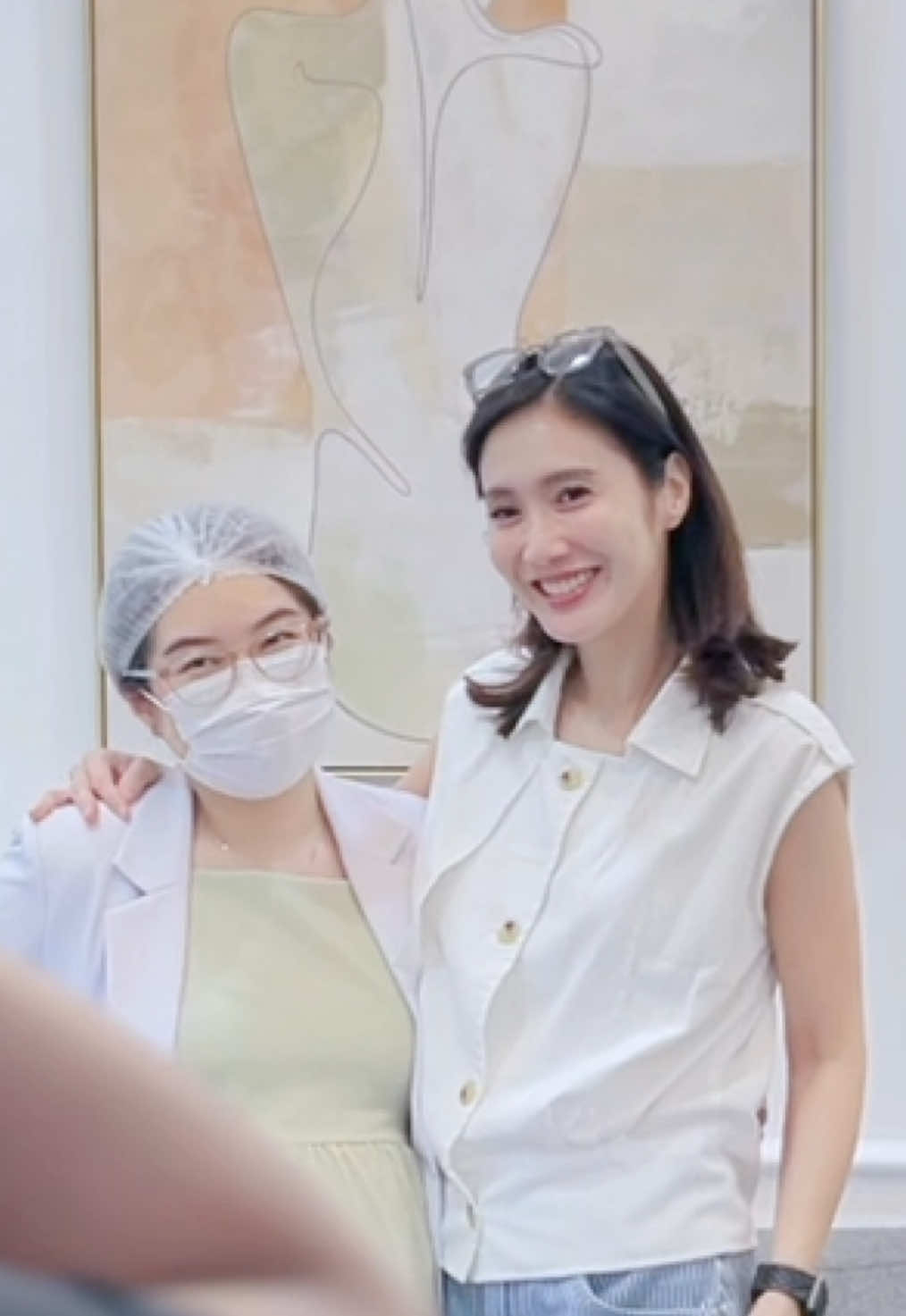 Suka ama yang gemesh-gemesh? 🐼 Maap ya sekalian meluapkan kegemashan gue ama masalah-masalah duniawi yang lagi viral nih, yuk bisa yuk! 🤣 walaupun gue mantau dunia pergosipan bukan berarti gue lupa ama dunia perbeautyan paripuna!  Jujur guys gue lately ngerasa kulit gue tuh not in my best condition, padahal gue lagi jarang ke Bali ya kan. Gue berasa kulit lebih kering dan freckles lebih terpampamg nyata walaupun mungkin perasaaan gue aja ya!  So when it comes to my beauty time with Dermaster, gue seneng banget. Ibarat bersakit-sakit dahulu, bersenang-senang kemudian, naitu yang gue rasakan emang bener beauty is pain but it’s worthed loh!  Gue treatment apa aja? Ada Hydrafacial, mengangkat sel kulit mati, melembabkan dan menutris kulit, glowing instan. Booster shine, menutrisi dan mencerahkan kulit dan PICO Derma untuk meratakan warna kulit. Trus gue treatment buat menutrisi seluruh kulit tubuh. NCTF 135HA, booster dengan kandungan terlengkap untuk melembabkan kulit wajah dan Glow and Lift, Melembabkan dan mengencangkan kulit wajah.  Nah gue mau cerita soal result perawatan rambut gue nih. Jadi rambut gue tuh berenti rontok, anak rambut pada jingrak semua dan berasa tebelan. Ternyata pas di cek beneran before afternya udah rapet. Gokil!  Sumpah bukan promo abal-abal ya guys, karena menurut gue, Dermaster memberi bukti bukan janji, gak hanya sekedar viral, promo ama brandingnya kenceng. Tapi gue udah ngerasain sendiiri! Cobain deh!  Thank you @Dermaster Indonesia @doc.jessicamku @dr.vanianindy @Dermalicious.id dan juga @ravyadney yang akhirnya nongol! Jangan lupa pake kode referral gue SST01 untuk dapetin discount 10%. Mayan banget kan! Next treatment apalagi ya? 📷: @pelgopelll #susantanugraha #mc #fyp #talent #KOL           