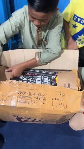 “Dear ayah bunda”  Spertinya barng pemberian yg biasa ak anggap biasa saja  sekrng disini aku sngt  merindukan ny ,, pdhal di surat, aku hnya minta sedikit tpi dirumu memberi bnyk untuk ku., sungguh ketika ku membukanya hati ku sngggt tersntuh tapi harus ku tahan ,, dann buknnya hnya barang tpi ada selembaran kertas dari mu yg kau tulis dg penuh cinta ,, bunda kertas itu skrng aku sampul dg isolasi aku tidk mau kertas itu basah lagi karna tumphan tangis ku.,, brng brng yg kau beri sngtt amat ku gengam erat.   Ayah ibu aku rindu🥺