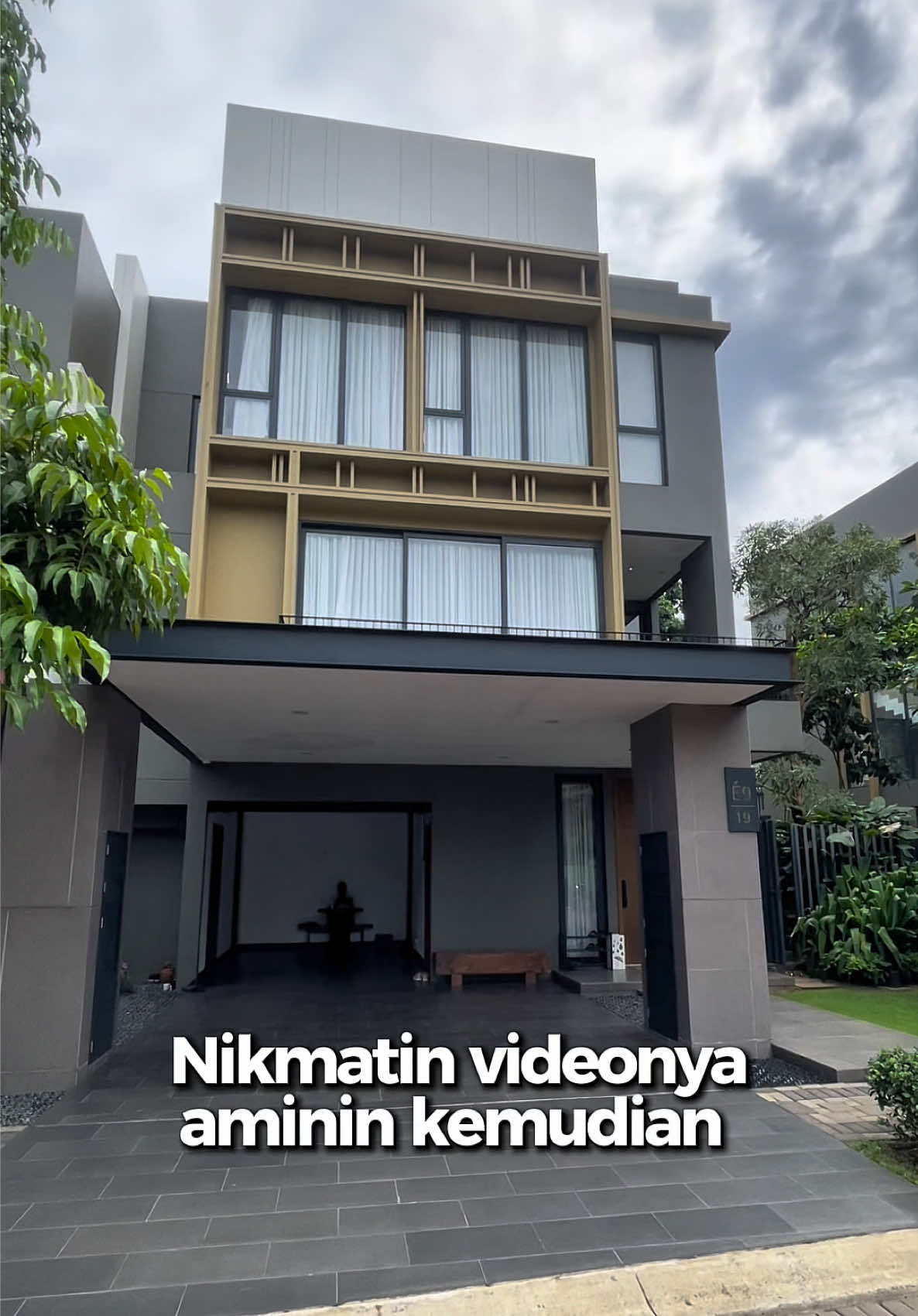 Definisi status sosial seutuhnya, rumah keluarga besar, 5 kamar tidur LENGKAP dgn KAMAR MANDI.  Include LIFT! ga ada kata capekk ah 3 lantai ketinggian 🥱  Jadi gimana? Ada amin ? Aku sih AMINNN paling kenceng 😇 Michele 085719025919  #bsd #rumahmewah #hunianmewah #propertyinvestment #viraltiktok 