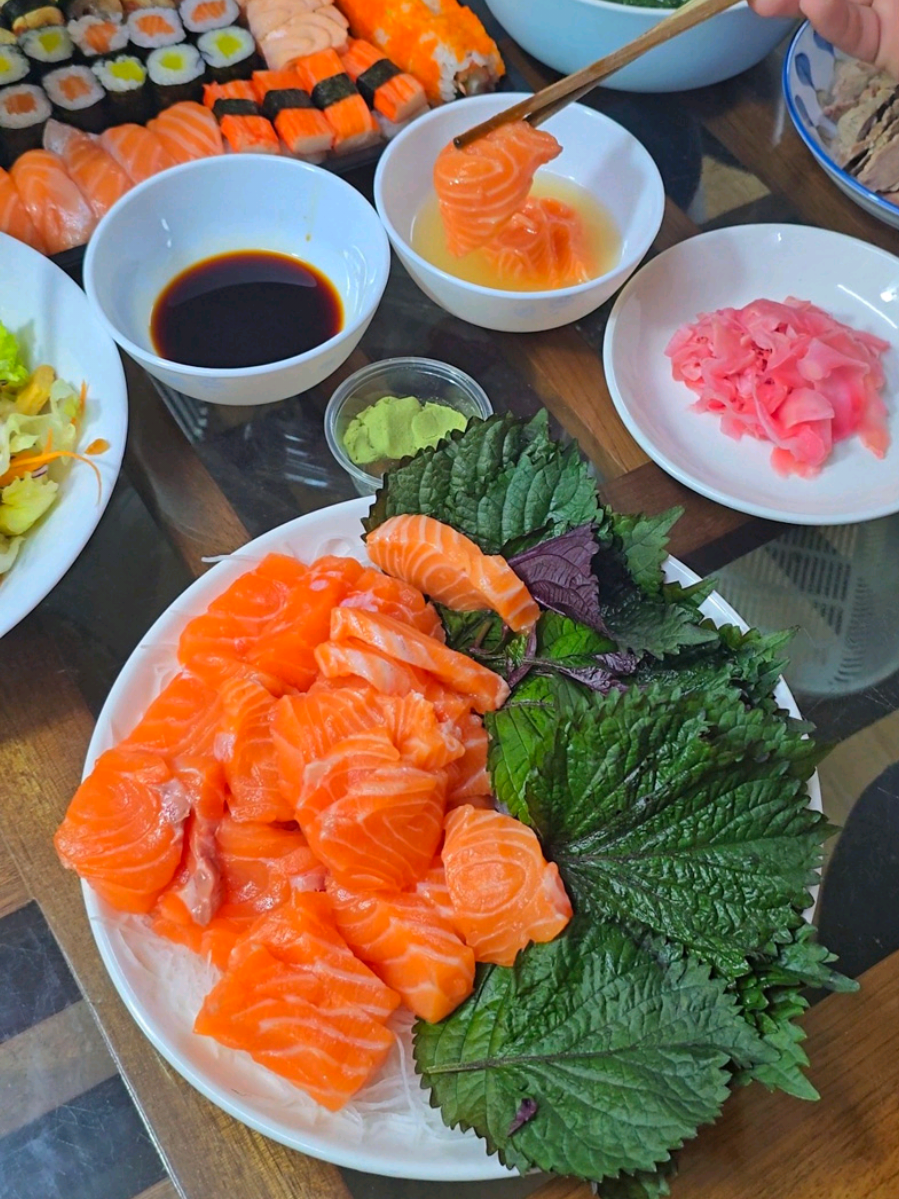Cá Chiên Sông Đà so với Cá Hồi nhập khẩu! Cả 2 loại cá đều có thịt rất đẹp, thế còn ăn Sashimi thì như thế nào nhỉ? Các bác thích loại nào?