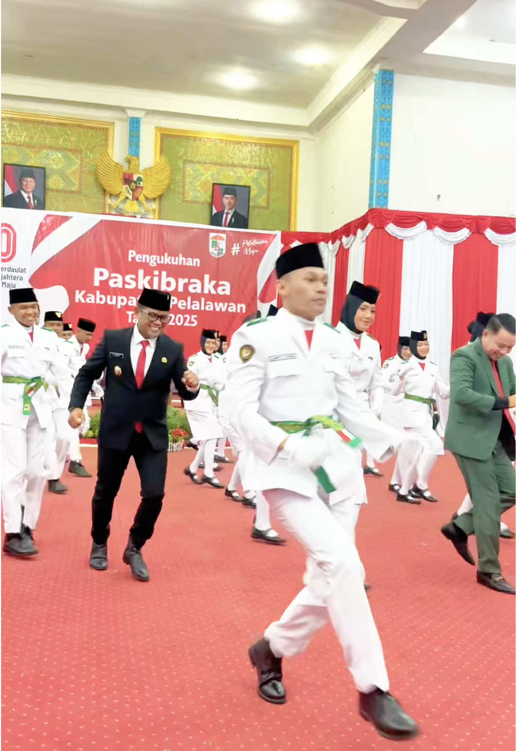 Jamming bareng adik adik PASKIBRAKA Pelalawan  #tabolabale #lagutimur #paskibraka #paskibgantengcantik  Honourable Mention: @Husni Tamrin @Polrespelalawan  @pemkab.pelalawan 