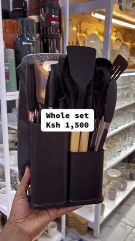 To buy this set details are in our bio. #kenyantiktok🇰🇪 #kenya #nairobi #nakurutiktokers #nakuru #kisumutiktoker #fyp #kajiadotiktokers #naroktiktokers👐 #viral #viraltiktok #knives #spoon #silicone 