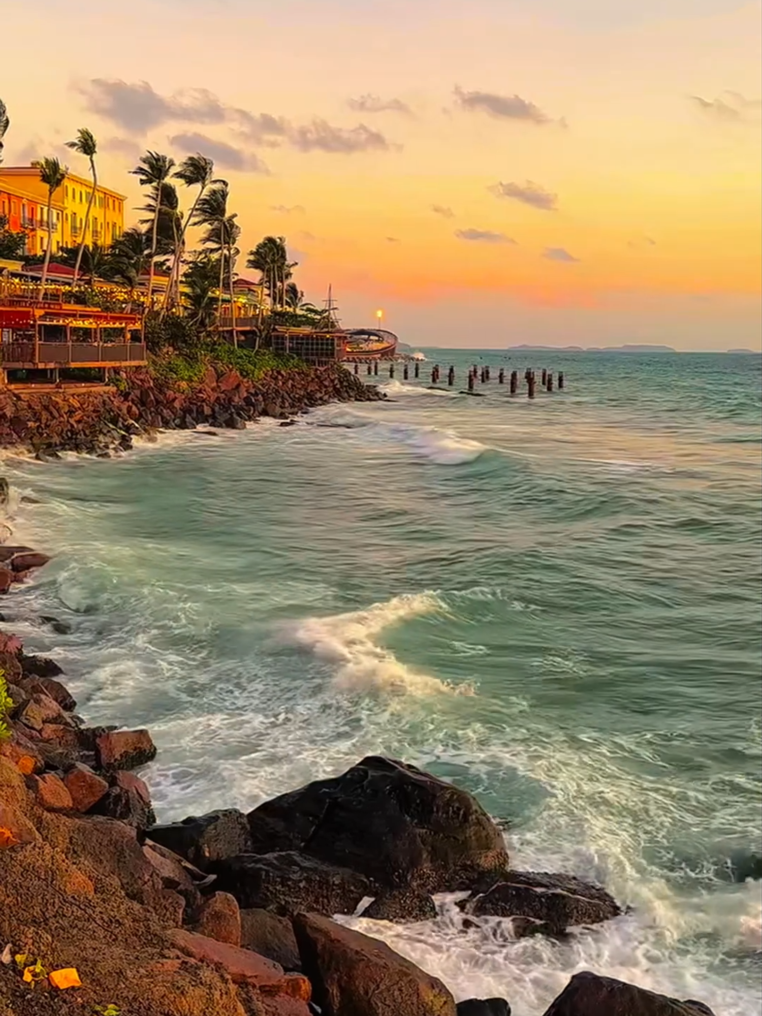 50 năm sau cũng không thể quên được cảnh đẹp hôm nay #1 #xuhuong #dulich #phuquoc #sea #thitranhoanghon #cauhon #sunsettown