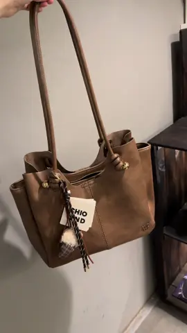 Màu nâu quá dễ mix đồ đâyyy #tuichio2nd #tuidihocdichoi #chio2nd #tote #tiktokshop 