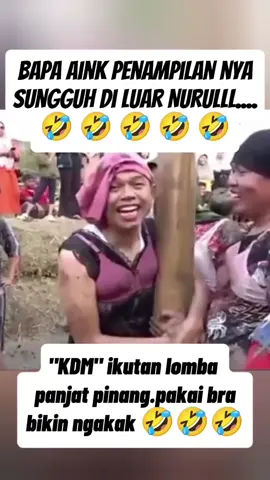 KDM ikut lomba panjat pinang bikin ngakak liat pakaian nya🤣 #KDM #bapaaing #panjatpinang