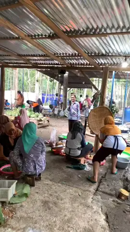 Gotong royong rewang  daerah Gunungkidul, Jogyakarta,siapa yg kepingin berjodoh direwangi sak deso maju bareng masak 💞🫰#gunungkidul #gunungkidul24jam #Deso #viral #fyp 