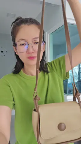 #กระเป๋าสะพาย #กระเป๋า #กระเป๋าแฟชั่น #กระเป๋าสะพายข้าง #กระเป๋าสะพายไหล่ 