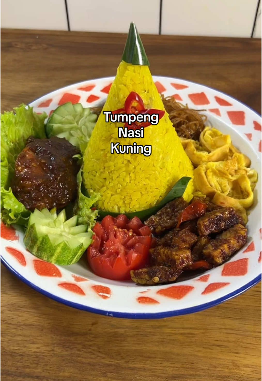 Tumpeng nasi kuning. ✨ Save dulu buat ide tumpengan nanti. Bahan: - 250 gram nasi - 3 cm kunyit - 4 bawang putih - 65 ml santan - 700 ml air (takaran masak nasi pada umumnya) - serai - daun salam - 1 sdt garam - penyedap - 1/2 sdt kunyit bubuk - 1 sdt lada #TumpengNASIonal #1080GrabIndonesia