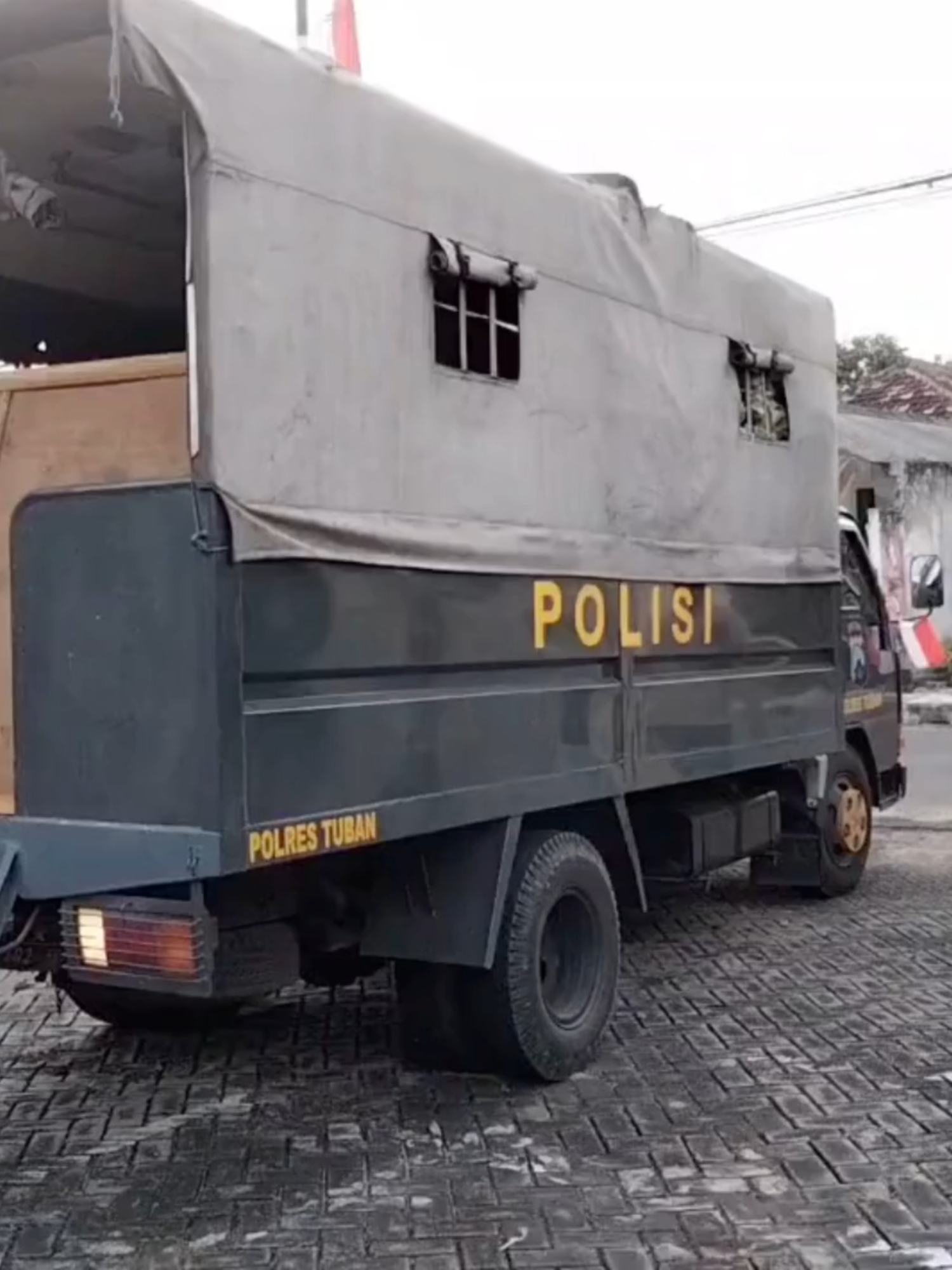 Hari ke-3, Polsek Kenduruan Polres Tuban Gelar Gerakan Pangan Murah, 3 Ton Beras Terjual Habis . TUBAN, Kenduruan,- Polsek Kenduruan Polres Tuban kembali menggelar Gerakan Pangan Murah untuk ketiga kalinya sebagai bentuk dukungan terhadap program ketahanan pangan dan upaya meringankan beban masyarakat. Kegiatan berlangsung pada Sabtu (16/08/2025). Kegiatan penjualan beras murah jenis Stabilisasi Pasokan dan Harga Pangan (SPHP) ini, mendapat sambutan antusias dari masyarakat. Mereka datang untuk membeli beras dengan harga yang terjangkau. Kapolres Tuban, AKBP William Cornelis Tanasale, S.I.K. melalui Kapolsek Kenduruan AKP Teguh Triyo Handoko, S.H., M.H., M.A.P. mengatakan, kegiatan ini merupakan bentuk kepedulian Polri terhadap kondisi perekonomian masyarakat. Khususnya dalam menghadapi naiknya harga pangan, terutama beras. “Hari ini, Polsek Kenduruan menjual 3 ton beras dengan harga Rp 11.600 per kilo atau Rp. 58.000,- per sak isi 5 kg. Tujuannya untuk membantu masyarakat, dalam pemenuhan kebutuhan bahan pokok berupa beras,” ujar AKP Teguh. Warga terlihat antusias karena harga beras yang terjangkau di tengah kondisi harga pangan yang fluktuatif. Kapolsek menyampaikan bahwa kegiatan ini diharapkan dapat terus berjalan secara berkesinambungan, dengan sasaran tepat dan harga sesuai ketentuan. “Kami berkomitmen menjaga ketersediaan pangan terjangkau bagi warga. Harapannya, melalui program ini, masyarakat dapat terbantu dan kebutuhan pokok tetap terpenuhi,” ujarnya.(eko/wono).