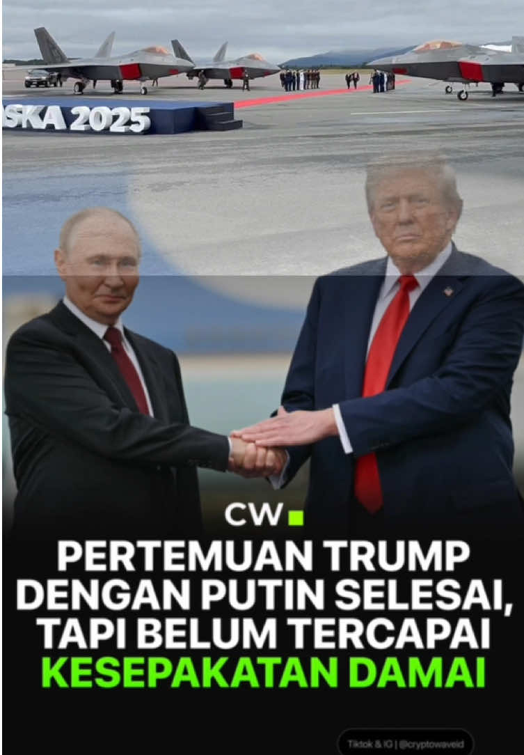 Presiden AS Donald Trump menyebut pertemuannya dengan Presiden Rusia Vladimir Putin “sangat produktif”, namun menegaskan bahwa kesepakatan untuk mengakhiri perang belum tercapai. “Tidak ada kesepakatan sampai benar-benar ada kesepakatan,” kata Trump di Anchorage, Alaska, usai pertemuan tatap muka terpanjang antara kedua pemimpin tersebut. Trump mengaku telah mencapai kesepahaman di banyak poin, namun masih ada “beberapa isu besar” yang belum tuntas. Ia berencana membicarakan perkembangan ini dengan Presiden Ukraina Volodymyr Zelenskiy dan para sekutu NATO. Putin menggambarkan pembicaraan tersebut berlangsung “dalam suasana konstruktif” dan mencakup isu Ukraina, potensi peningkatan kerja sama perdagangan, eksplorasi Arktik, hingga proyek luar angkasa. Ia bahkan mengundang Trump untuk melanjutkan dialog di Moskow, yang tidak langsung ditolak oleh Trump. Pertemuan ini dibuka dengan penyambutan resmi di tanah AS, kunjungan pertama Putin dalam hampir satu dekade. Momen hangat keduanya diwarnai jabat tangan, tepukan di lengan, hingga obrolan santai sebelum menuju lokasi pertemuan. sc: @CryptoWave #cryptowave #trump #putin 
