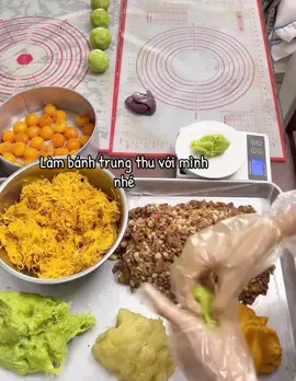 Mỗi năm chỉ có một mùa trăng tròn đặc biệt… Lúc cả nhà quây quần bên bàn, cắt từng chiếc bánh nhỏ, chia nhau miếng ngọt bùi. Bên ngoài lớp vỏ mềm mại, bên trong là hương vị chan chứa tình thân, hạt dẻ – khoai môn – trà xanh… như gom hết cả mùa thu vào một chiếc bánh. Cắn một miếng thôi, thấy ký ức tuổi thơ ùa về: đêm rước đèn, tiếng trống lân, ánh mắt rạng rỡ của lũ trẻ con. Đó không chỉ là bánh, mà là một phần hồn của Tết trăng rằm #BanhTrungThu #BanhTrungThu2025 #BanhTrungThuNgon #BanhTrungThuNhaLam #BanhTrungThuItNgot 