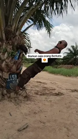 Melawan gravitasi #viraltiktok #viral #tchadienne🇹🇩 #promoseruweekend 