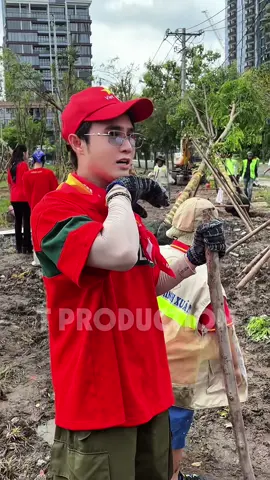 “Anh nông dân” Huỳnh Lập đi trồng cây nhưng vẫn không quên nhiệm vụ chính của mình với câu slogan quen thuộc #VietNamLove #TProduction #KiepSauVanLaNguoiVietNam #ThanhPhoNoHoa #ProudVietNam #HuynhLap 