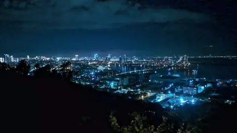 🏔Phố đêm Đà Nẵng , nhìn từ núi Sơn Trà , đường lên đỉnh bàn cờ nhìn xuống.  Nhìn giống cảnh trong phim Doraemon. Nhà của nobita nhìn từ phía sau ngọn núi nhỉ. Đúng chất anime luôn. 🏔 🍁 Nge nói đang hot 🍁 #chil #sơntradanang #canhdep #dulichdanang #danang 