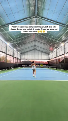 Pantes banyak anak tenis yang gantung raket