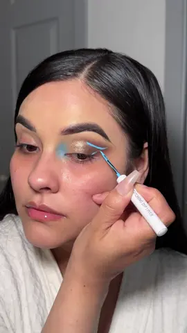 Maquillaje dramático usando la paleta “Cherry Blossom” de prolux ✨ Viene con colores para maquillajes dramáticos oh naturales. La AMOO  -  @prolux_cosmetics Cherry blossom palette  @prolux_cosmetics Watermelon hydrating moisturizer cream  @moiracosmetics Statement gel liner “aqua” @moiracosmetics Eye catching dip liner “aqua” @beautybyyomaira lashes “Imparable” @beautybyyomaira lash glue  @jelliwinkcosmetics prismatic pigment “snow”  @elfcosmetics hydrating camo concealer “light beige”