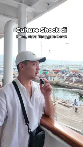 Bali - Labuan Bajo 32 jam transit di Bima, Nusa Tenggara Barat. Mereka tu keren banget. Tetep nunggu di pelabuhan sampai kapal benar benar berangkat dan rela panas panasan. Orang orang Bima sekeren itu