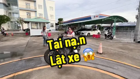 Lật 1 cái 2 người đỡ mới nổi 😮‍💨😮‍💨#sangngo #daotaolaixe #thaysangdaylaixe #truonglaivithanh #hoclaixeoto 