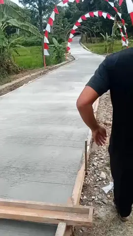 #pyf Jalan Siluman bray, anggarannya blm ada, knapa sdh dikerjakan, karna urgen menyambut #hut #ri  buat acara #karnaval desa #jengkol di tgl 24, jadi ngutang dl biar bisa dikerjain, ga dosa kali byar
