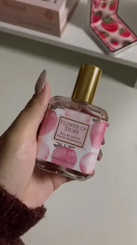 This smells edible! Yum! 🍓🌸 Fruity scent but not overpowering. With a hint of floral. Ang bangoooo. Para ka naring nag p*erfume d*essert! #flowerofstoryperfume #perfume #perfumetiktok #fruityperfume 