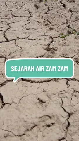 SEJARAH AIR ZAM 💫 ••••• Air Zam-Zam adalah mukjizat agung yang Allah kurniakan sejak zaman Nabi Ibrahim A.S. Ketika Siti Hajar ditinggalkan bersama bayi kecilnya, Nabi Ismail A.S, di padang pasir Makkah yang tandus, beliau berlari-lari antara Safa dan Marwah sebanyak tujuh kali mencari air. Dalam kepayahan itu, Allah Maha Pengasih menzahirkan mata air dari bawah kaki Nabi Ismail A.S. Sejak hari itu, terpancarlah air Zam-Zam — air yang tidak pernah kering walaupun jutaan umat Islam meneguknya saban tahun. Ia bukan sekadar penghilang dahaga, bahkan penuh keberkatan dan menjadi doa mustajab bagi setiap niat peminumnya. Rasulullah ﷺ bersabda: ✨ “Sebaik-baik air di muka bumi ialah air Zam-Zam. Ia menjadi makanan yang mengenyangkan dan penawar bagi penyakit.” – (HR al-Tabarani) #DeHaramain #airzamzam #mekah #madinah 