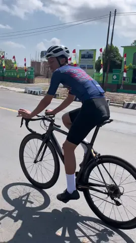 🤙🏻😝 #cycling #cyclinglife #roadbike 