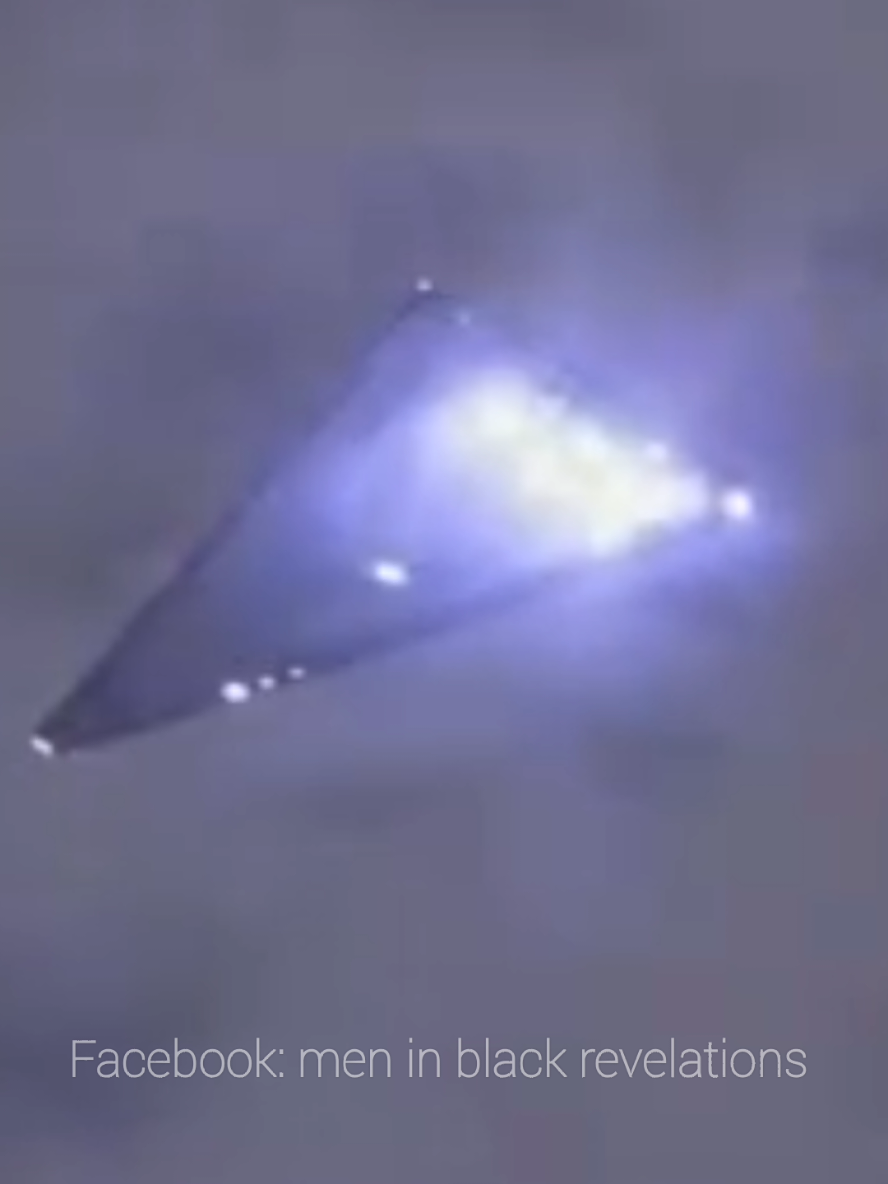 🚨 #BREAKING | #EXCLUSIVE 💥 NAVE TRIANGULAR EN LA CDMX En redes comienza a circular un video captado en la #CDMX, donde testigos atónitos aseguran haber visto aparecer una nave triangular. El objeto mostró luces intermitentes y destellos tan intensos que iluminaron el cielo nocturno. ¿Es real? 🤔 Nadie lo sabe con certeza, pero lo que sí es claro es que el objeto presenta características únicas que lo distinguen de cualquier aeronave convencional. La evidencia dura apenas unos segundos, lo que hace imposible un análisis completo y satisfactorio del incidente. 👀 Te dejamos el video en comentarios para que lo veas con tus propios ojos y nos digas: 👉 ¿OVNI auténtico? 👉 ¿Tecnología secreta? 👉 ¿O simple montaje? El misterio está servido… #mexico #CDMX 