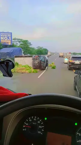 inalilahi laka barusan terjadi mobil muat sayuran semoga di permudah dari segala urusan nya amin yrb 🤲🤲🤲😭😭