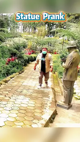 Statue prank 🤣🤣#fun #funny #bushman #prank #scaryprank #haha #fyp #foryou #sofunny #scary #statue #bushmanprank 