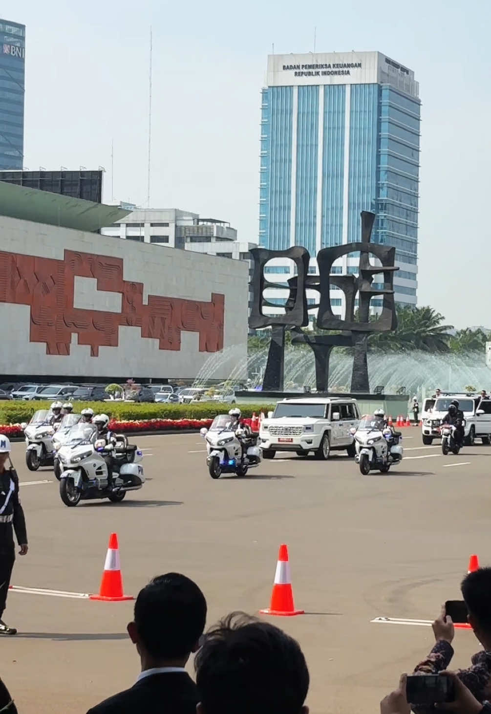 Rombongan RI - 1 tiba di DPR RI 🇮🇩🎖️🥶🔥✨ #viral #prabowo #presidenprabowo #ri1 #fyp 
